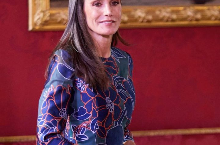 La reina Letizia se adelanta a la primavera con un vestido de flores de Carolina Herrera