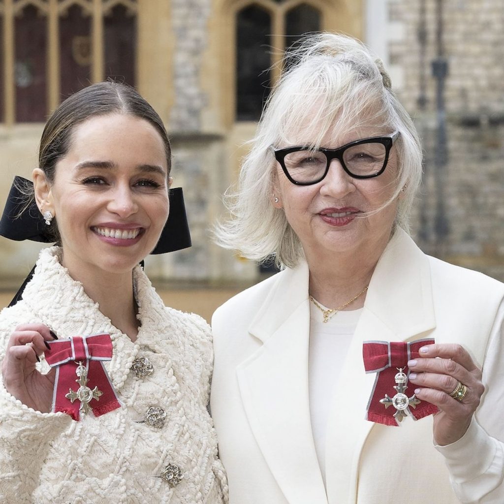 El príncipe Guillermo condecora a Emilia Clarke y su madre por su lucha contra el daño cerebral