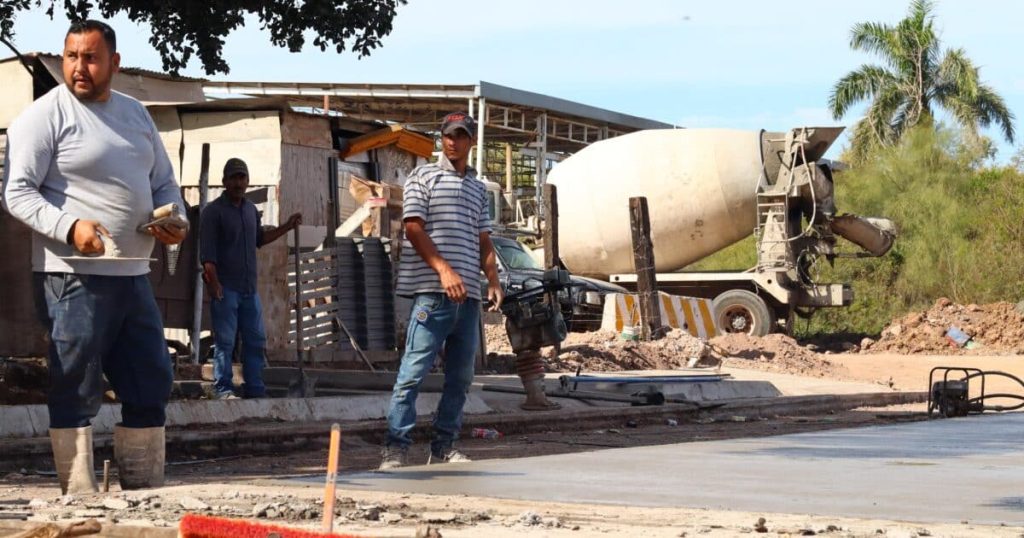 ¡Adiós a las inundaciones! Supervisa alcalde pavimentación de la calle Gustavo Cañedo en Los Mochis