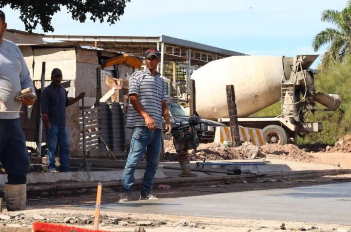 ¡Adiós a las inundaciones! Supervisa alcalde pavimentación de la calle Gustavo Cañedo en Los Mochis