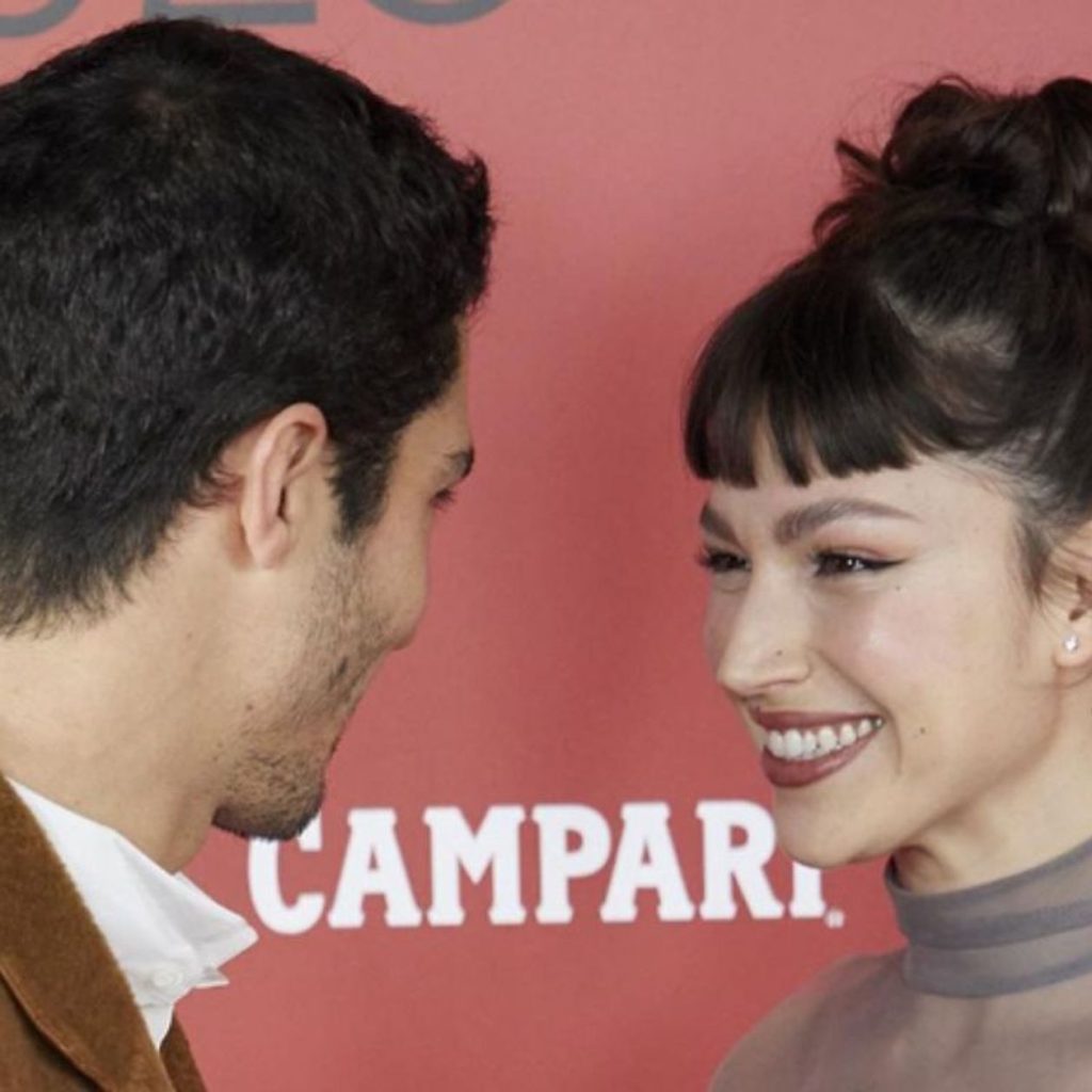 Úrsula Corberó recibe el premio a mejor actriz de televisión con un look lento y en la compañía de su pareja, Chino Darín