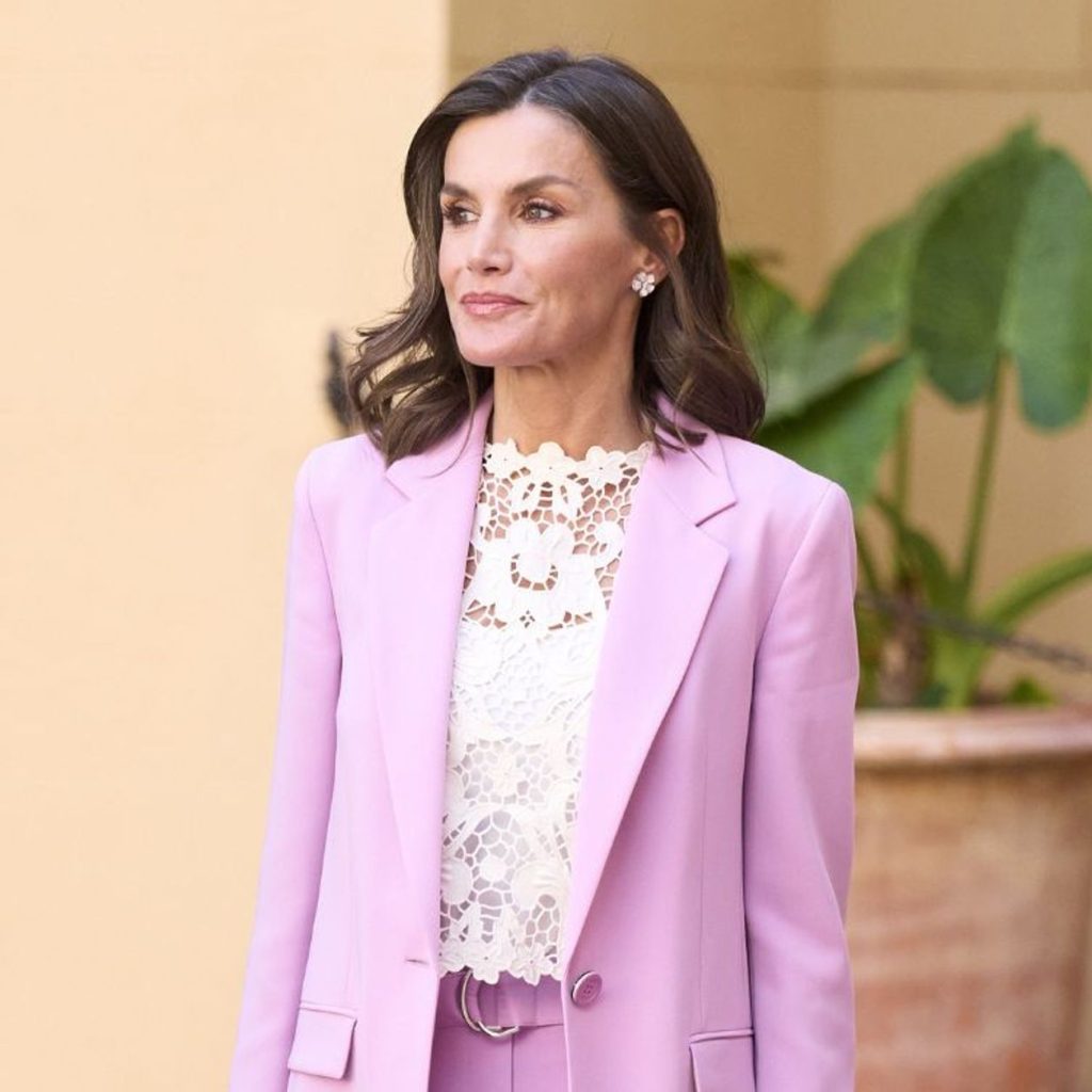 Letizia: Un guiño a la primavera con un look floral y sostenible