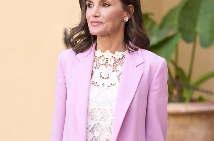 Letizia: Un guiño a la primavera con un look floral y sostenible