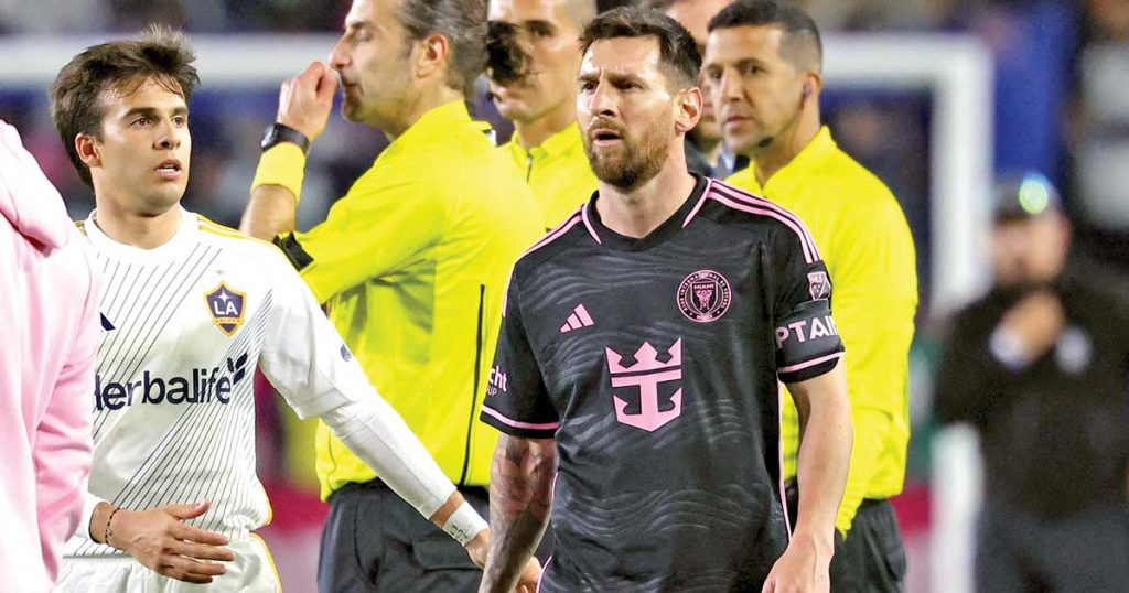 Messi negó el jersey al árbitro, que era un músico