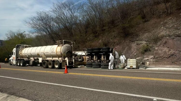 ¿Vas a circular por la Mazatlán-Durango? ¡Cuidado! Inician maniobras de trasiego tras volcadura de pipa