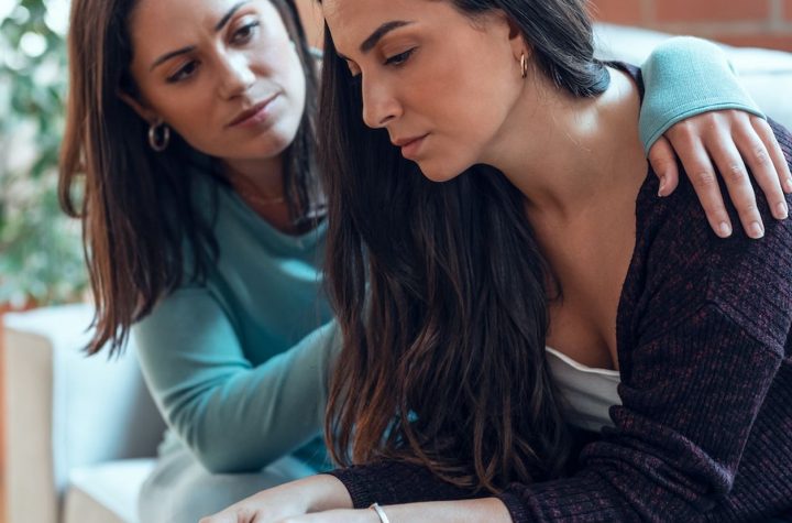 Cómo ayudar a una amiga que acaba de perder a un familiar