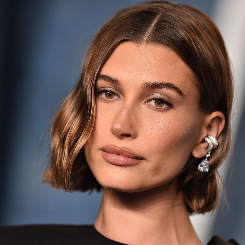 Hailey Bieber enfrenta su peor brote de dermatitis perioral y comparte su rutina facial en TikTok