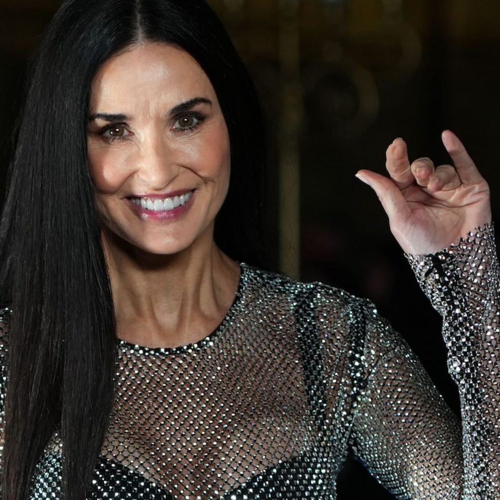 Demi Moore sorprende a sus 61 años con un vestido transparente en el aniversario de Dolce & Gabbana