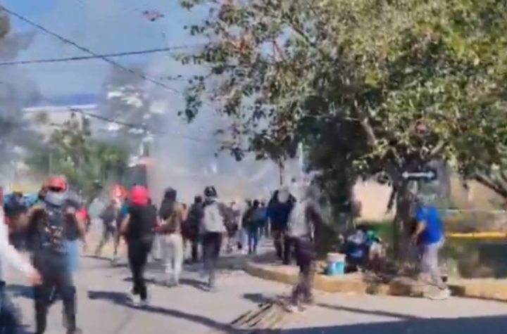 Normalistas de Ayotzinapa vandalizan fiscalía de Guerrero tras fuga de policía ligado a asesinato de estudiante