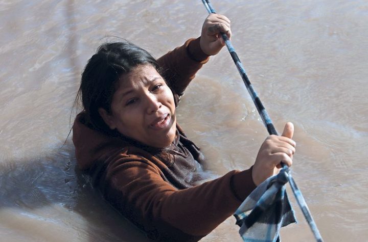 “Nos llegaba el agua hasta el cuello”, migrantes intentan cruzar el Río Bravo