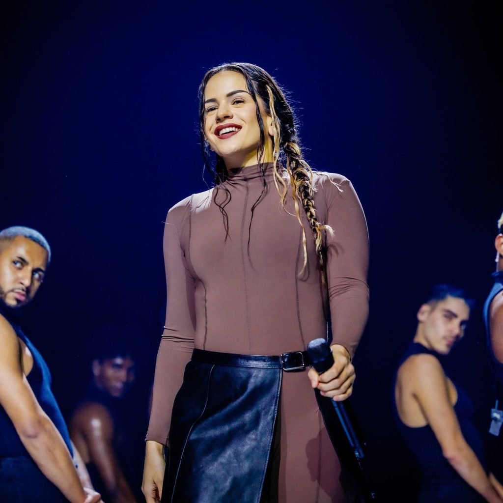 ¡Rosalía arrasa con su look más ‘coqueta’: vestido globo y bailarinas ‘sport’!