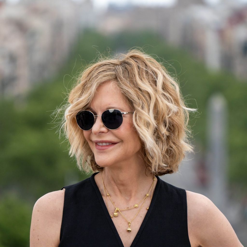 Meg Ryan conquista Barcelona y sorprende con looks elegantes y favorecedores a sus 62 años