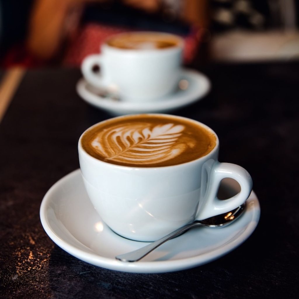 Flat White: El café de moda que conquista paladares y redes sociales (¡hasta Google lo ama!)