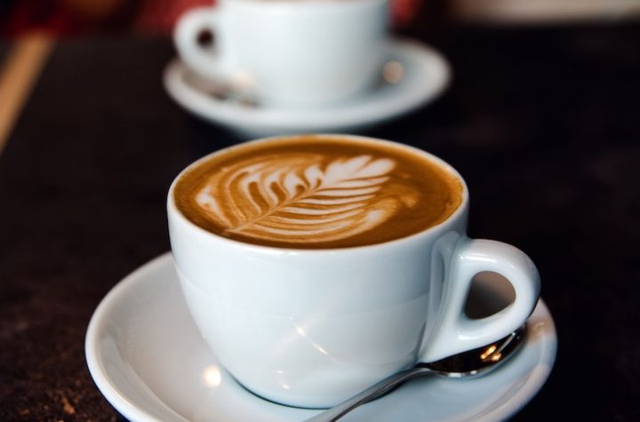 Flat White: El café de moda que conquista paladares y redes sociales (¡hasta Google lo ama!)