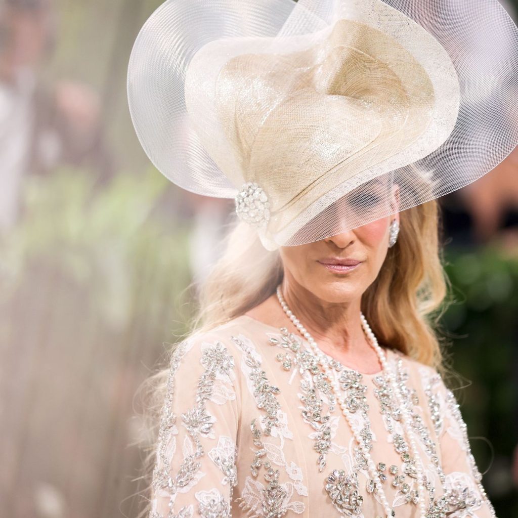 Sarah Jessica Parker: La reina de la Met Gala regresa con un look de ensueño y un guiño a Carrie Bradshaw