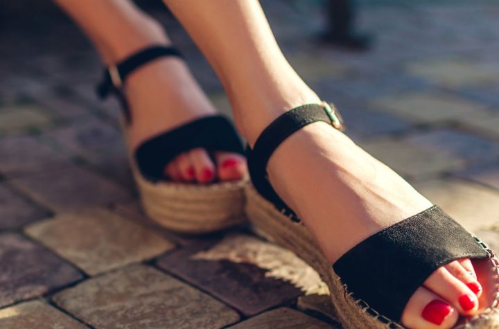 5 Colores de uñas ideales para embellecer tus pies con sandalias este verano