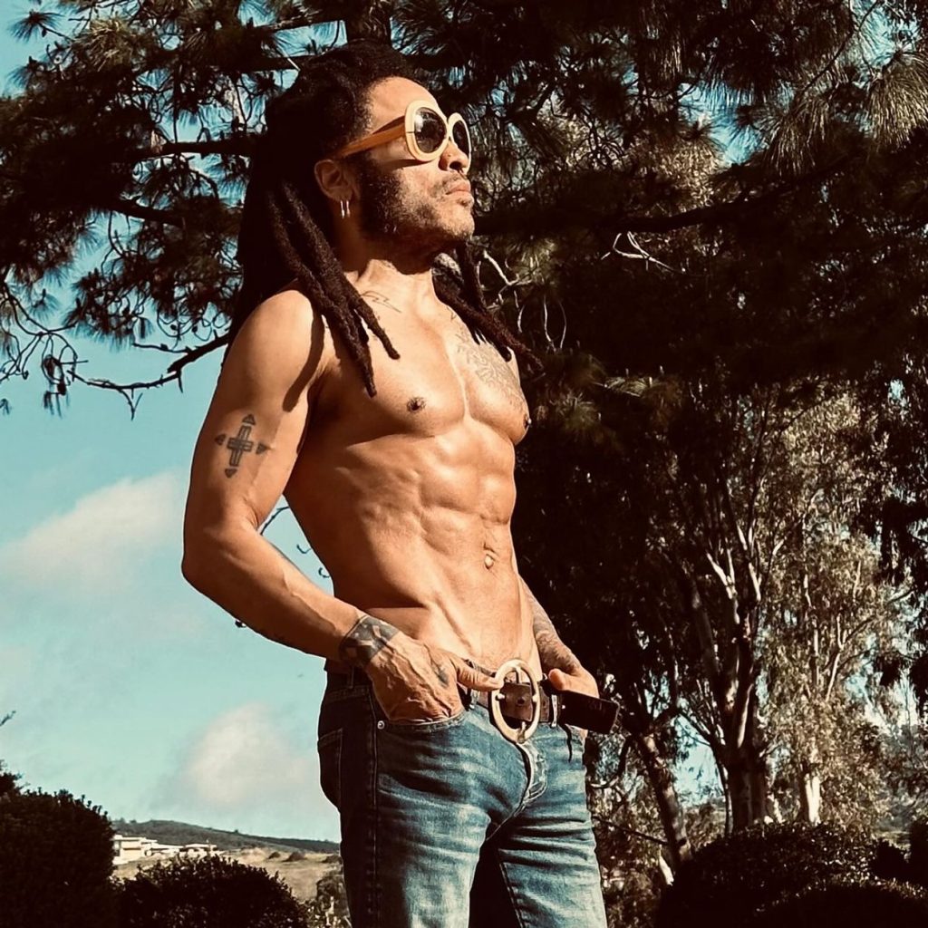 ¡Lenny Kravitz desafió la edad!  Mira cómo hace dominadas en vaqueros y gafas a punto de cumplir 60 años.