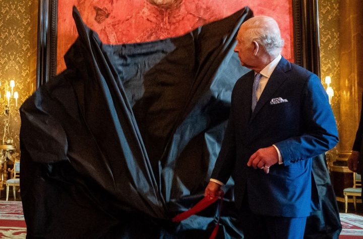 ¡Carlos III al rojo vivo!  Memes invaden las redes tras su peculiar retrato oficial