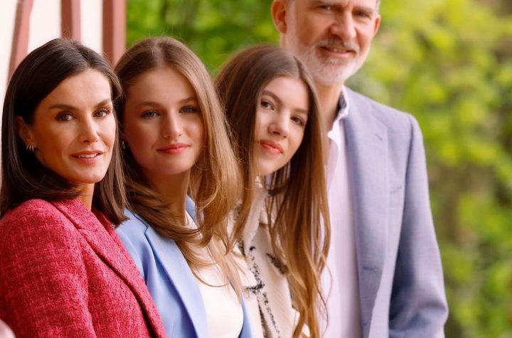 20 Aniversario de Felipe y Letizia: Un retrato familiar íntimo y relajado en los Jardines del Palacio Real