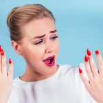 8 cosas imposibles de hacer si tienes las uñas muy largas