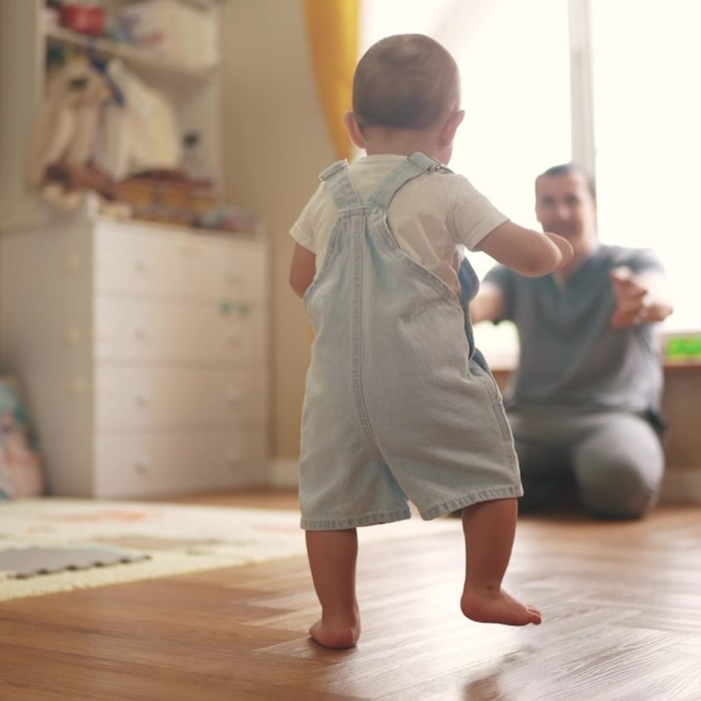 ¿Cómo pueden estimular los padres el desarrollo psicomotor del bebé?  Te contamos todas las claves