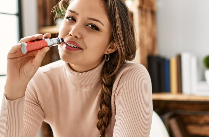 Los expertos se ponen de acuerdo: así es cómo el vapeo puede envejecerte la piel 10 años