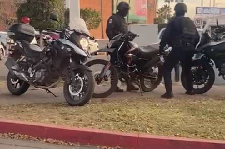 Video. ¡Se subió a una moto y se fue! Joven escapa de policías tras ser detenido en Culiacán