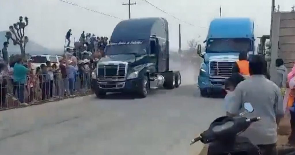 Embiste tráiler a decenas de personas en evento de arrancones en Hidalgo; hay tres muertos