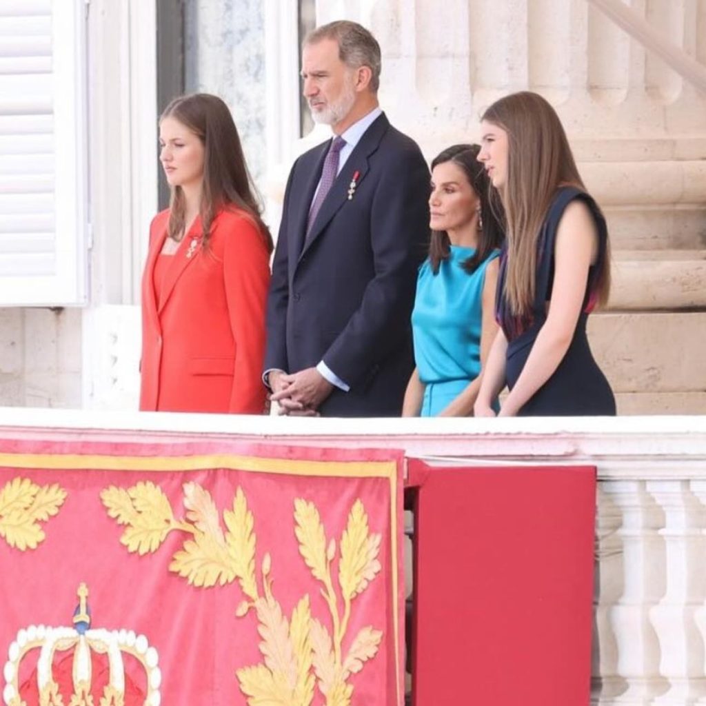 Letizia deslumbra en el 10º aniversario de proclamación de Felipe VI: reutiliza vestido y elige unas sandalias bajas