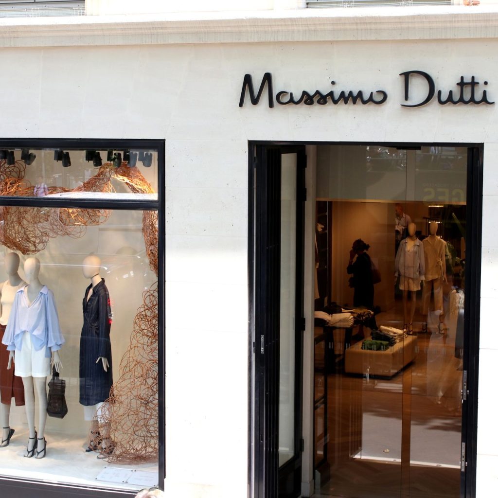 Massimo Dutti adelanta sus rebajas con estas 5 prendas elegantes que pedirás con envío urgente (desde 15,95 euros)