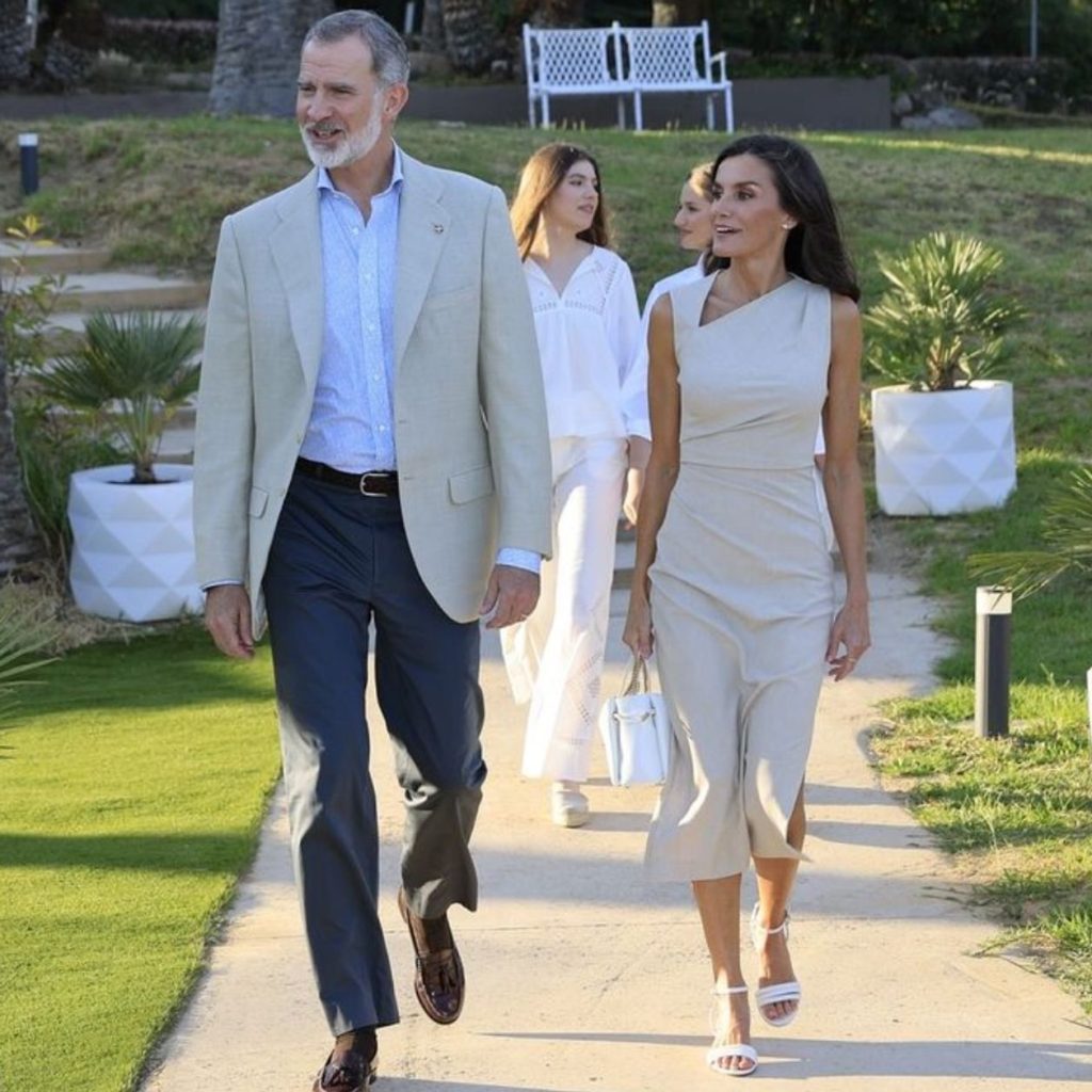 Letizia se deslumbra con un elegante vestido de Mango en Girona: ajustado, midi y resalta el bronceado