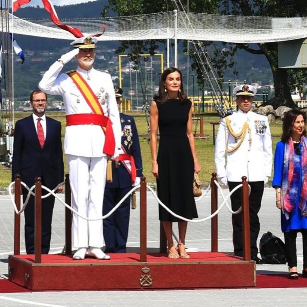 Letizia demuestra que ‘menos es más’ con un vestido sencillo pero muy elegante en la Escuela Naval de Marín