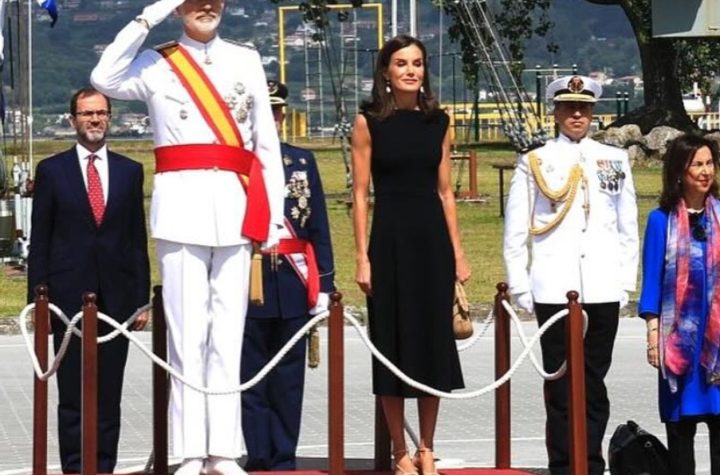 Letizia demuestra que ‘menos es más’ con un vestido sencillo pero muy elegante en la Escuela Naval de Marín