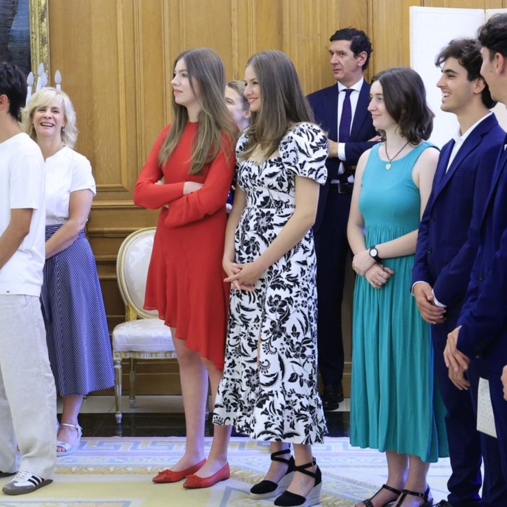 La infanta Sofía agota existencias del vestido rojo de Mango súper rebajado y en tendencia: asimétrico y muy juvenil