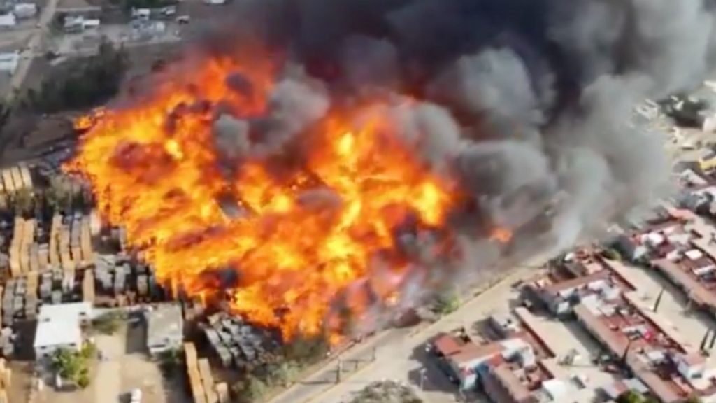 ¡ALERTA! Reportan incendio en aserradero de San Miguel Etla, Oaxaca | VIDEO