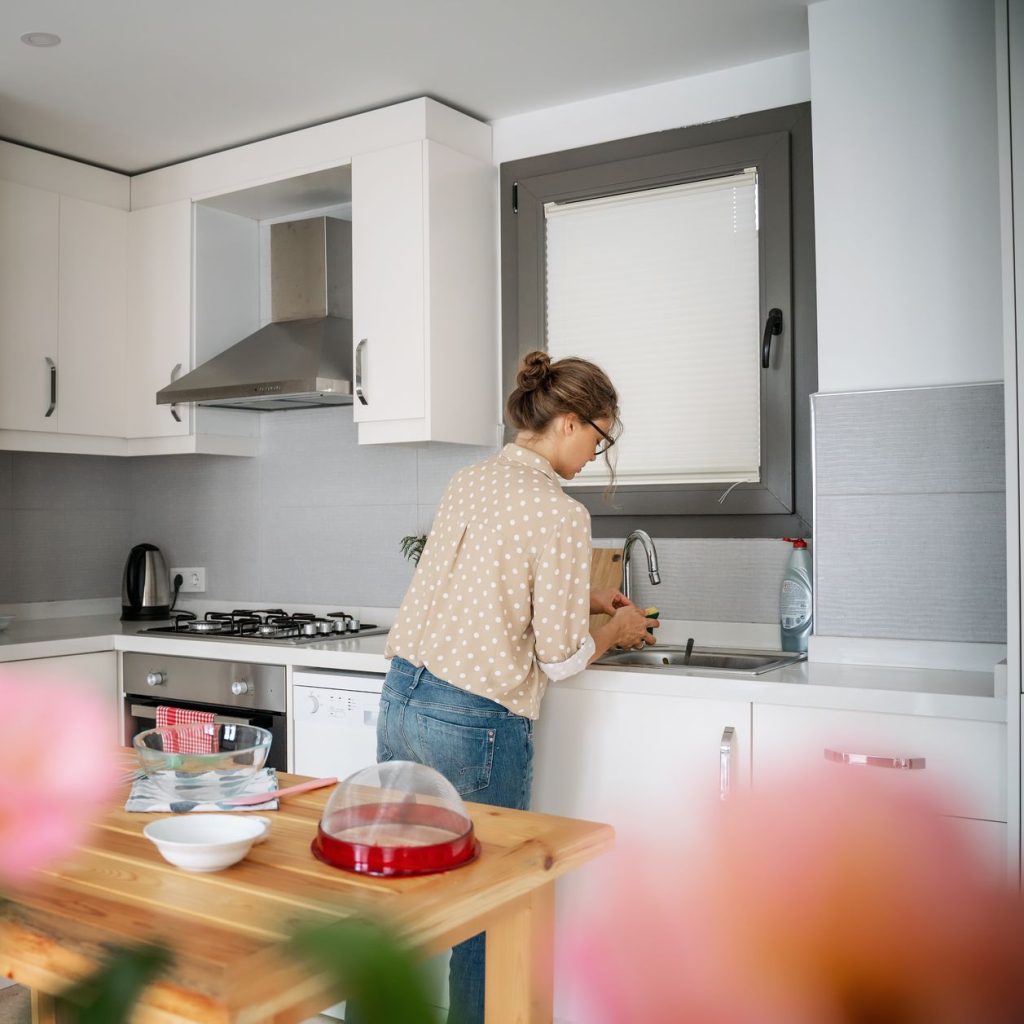 Por qué este mal hábito tan común en la cocina puede fomentar la proliferación de bacterias y cómo puedes prevenirlo