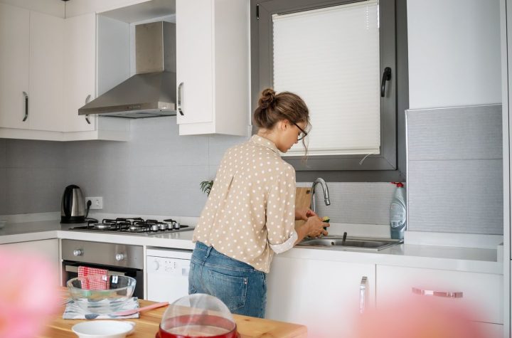 Por qué este mal hábito tan común en la cocina puede fomentar la proliferación de bacterias y cómo puedes prevenirlo