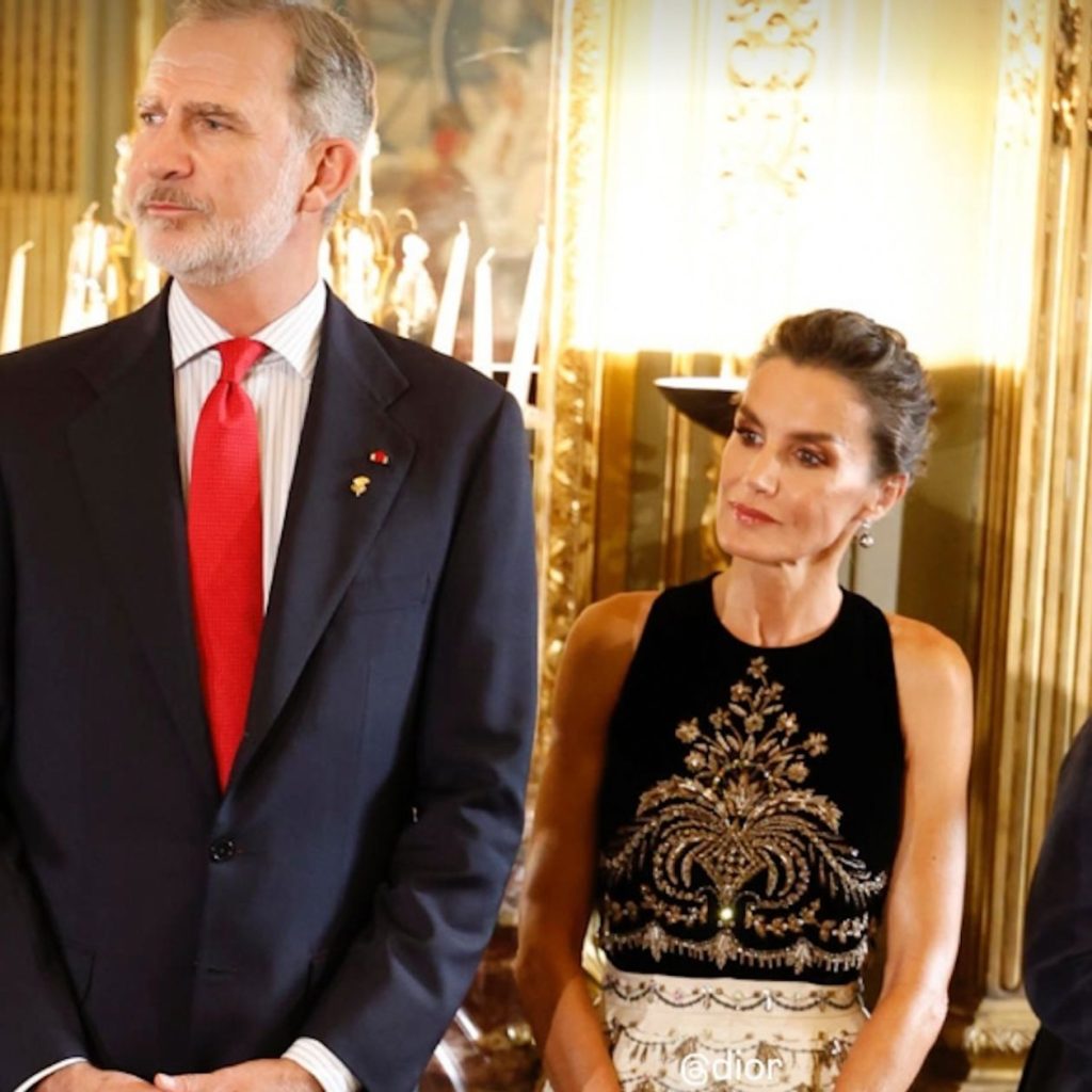 Letizia brilla en París con un elegante vestido de Dior en la ceremonia de inauguración de los Juegos Olímpicos 2024