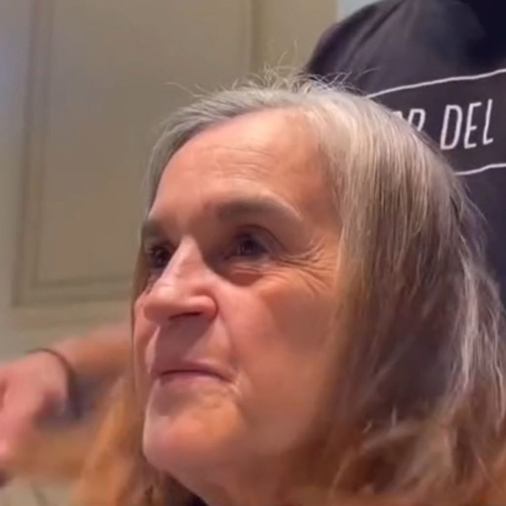 Una mujer se quita 10 años de encima con el corte de pelo pixie +60 muy rejuvenecedor