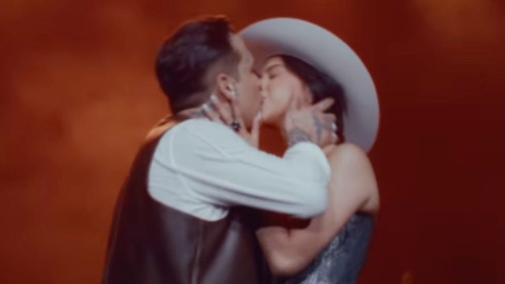 En pleno concierto, fan de Christian Nodal arremete contra Ángela Aguilar cuando cantan "Dime cómo quieres"