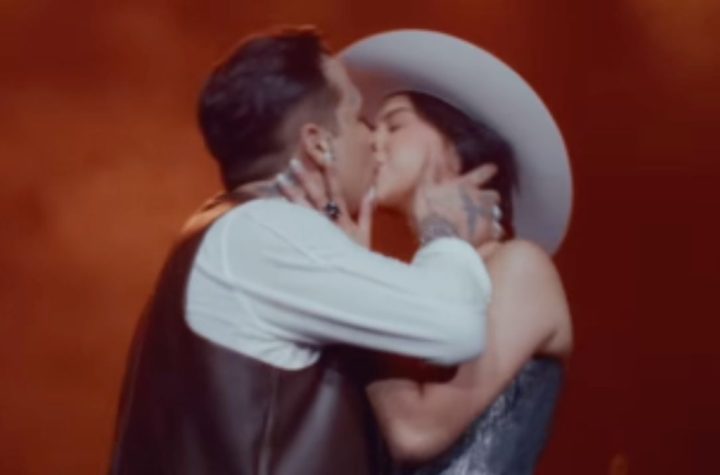 En pleno concierto, fan de Christian Nodal arremete contra Ángela Aguilar cuando cantan "Dime cómo quieres"