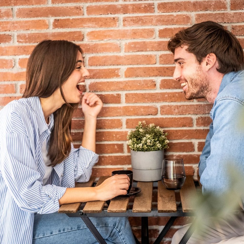 Cómo podemos diferenciar el ‘love bombing’ del interés real, según una psicóloga experta