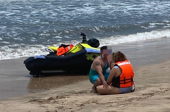 Turistas vuelcan de un jet ski en playas de Mazatlán y son rescatados por salvavidas