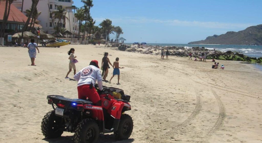 Elementos de la Policía Acuática realizan recorridos constantes en playas de Mazatlán