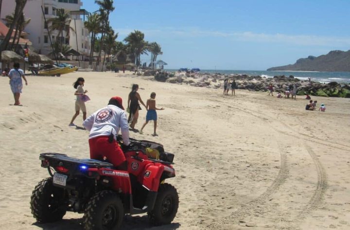 Elementos de la Policía Acuática realizan recorridos constantes en playas de Mazatlán