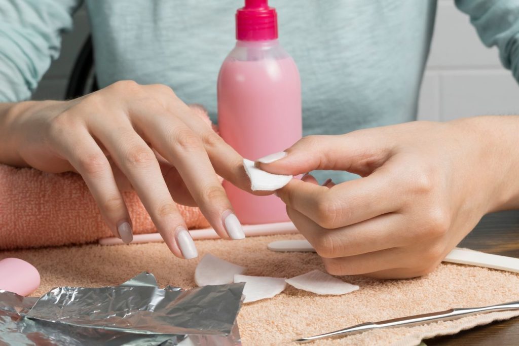 Cómo quitar las uñas acrílicas en casa: todo lo que debes saber para una manicura superior