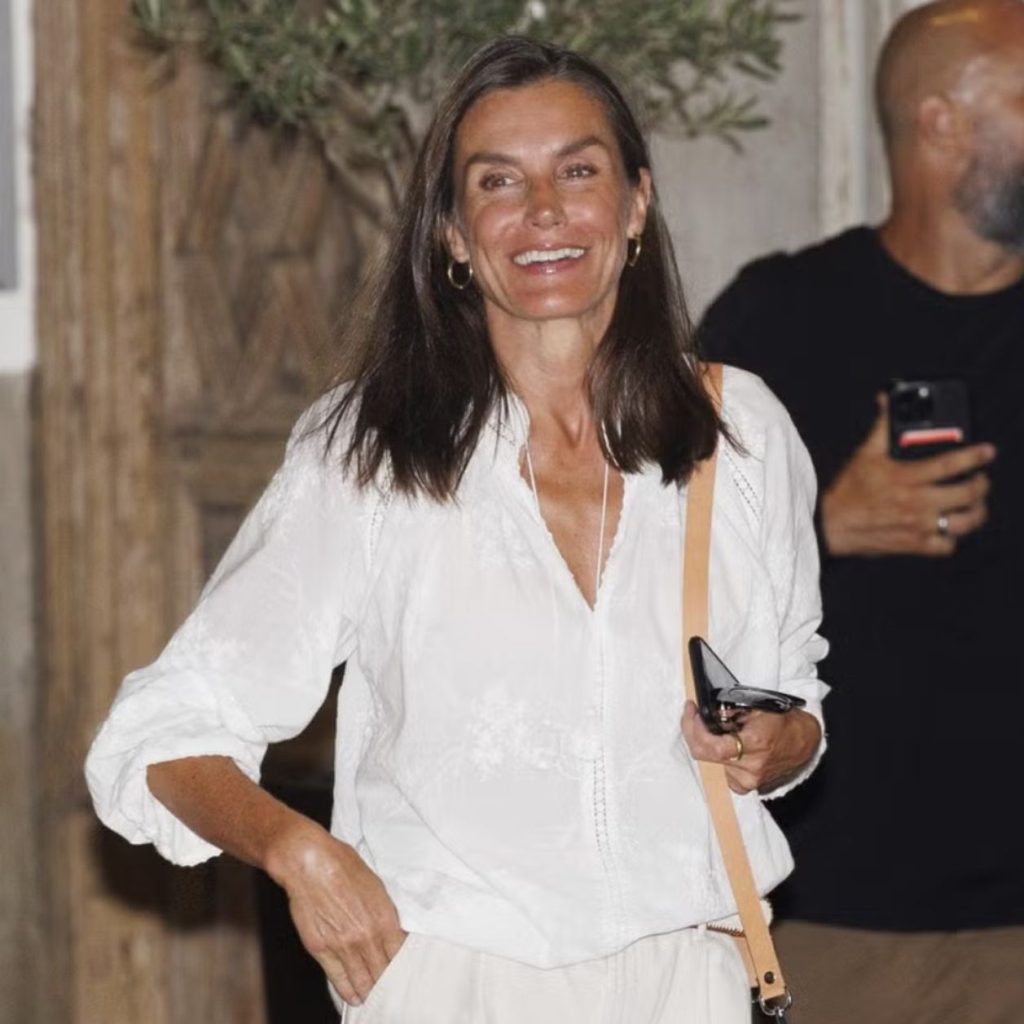 Letizia sorprende con una blusa boho elegante que potencia su bronceado y encontramos el clon en Zara por menos de 30€