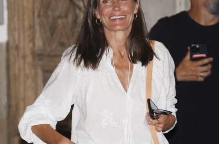 Letizia sorprende con una blusa boho elegante que potencia su bronceado y encontramos el clon en Zara por menos de 30€