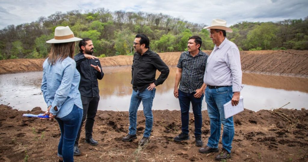 Alcalde Gámez Mendívil supervisa bordos abrevaderos en Imala, Culiacán