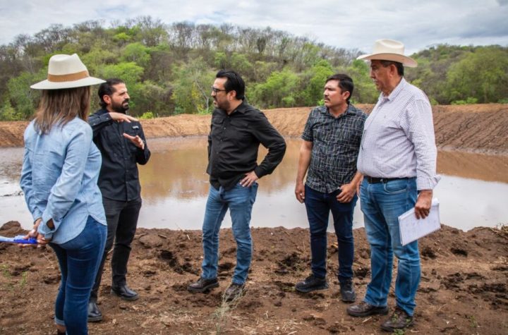 Alcalde Gámez Mendívil supervisa bordos abrevaderos en Imala, Culiacán